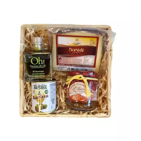 Świąteczny kosz pełen hiszpańskich specjał&oacute;w