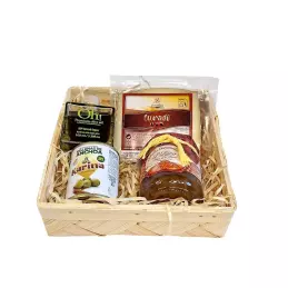 Świąteczny kosz pełen hiszpańskich specjał&oacute;w