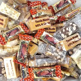 Turrones mieszanka r&oacute;żnych rodzaj&oacute;w nugat&oacute;w turron.