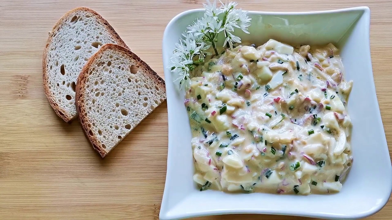 Pasta jajeczna z rzodkiewką i szczypiorkiem.