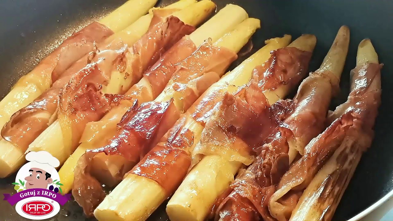 Szparagi z hiszpańską szynką Jamon Serrano i sosem beszamelowym.