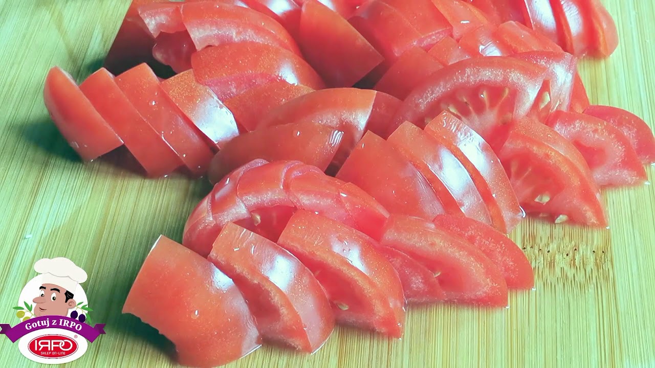 Sałatka ze świeżych pomidor&oacute;w z czosnkiem niedźwiedzim, oliwą z oliwek i octem balsamicznym.