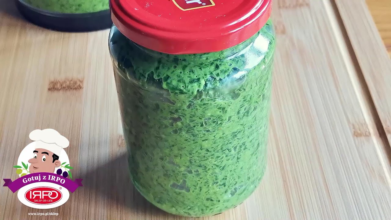 Pesto z czosnku niedźwiedziego z orzechami włoskimi.
