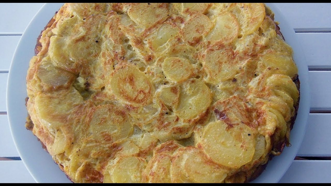 Hiszpańska tortilla ziemniaczana wzbogacona kiełbasą fuet.