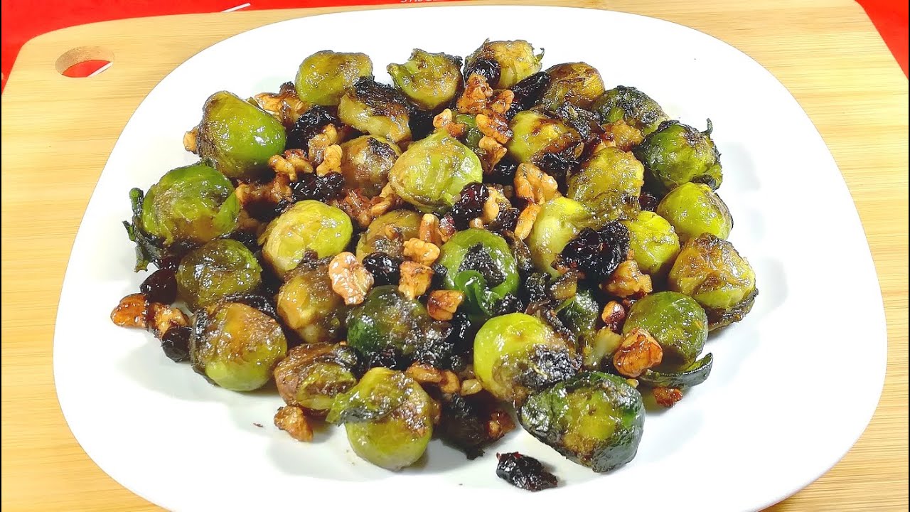 Brukselka z żurawiną, orzechami, octem balsamicznym pieczona na oliwie z oliwek. Gotuj z IRPO.