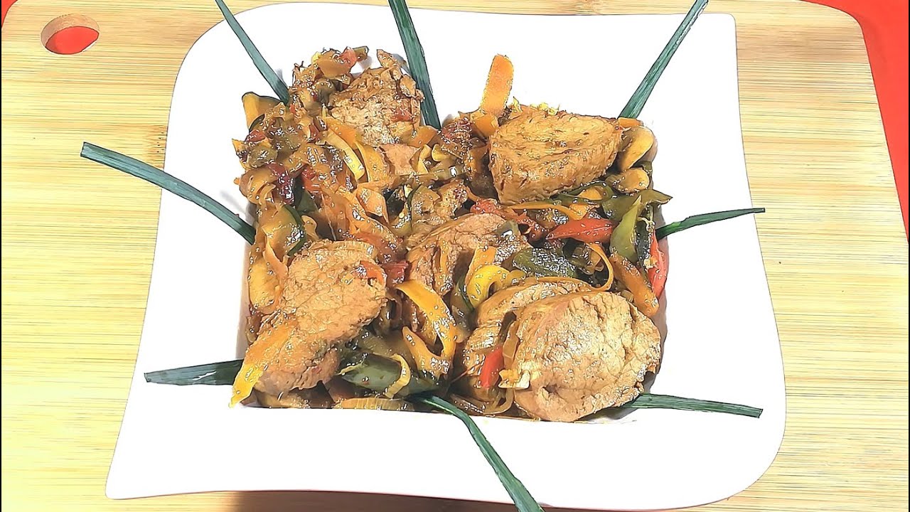 Polędwica pieczona w paskach duszonych warzyw w oliwie z oliwek z dodatkiem octu balsamicznego.