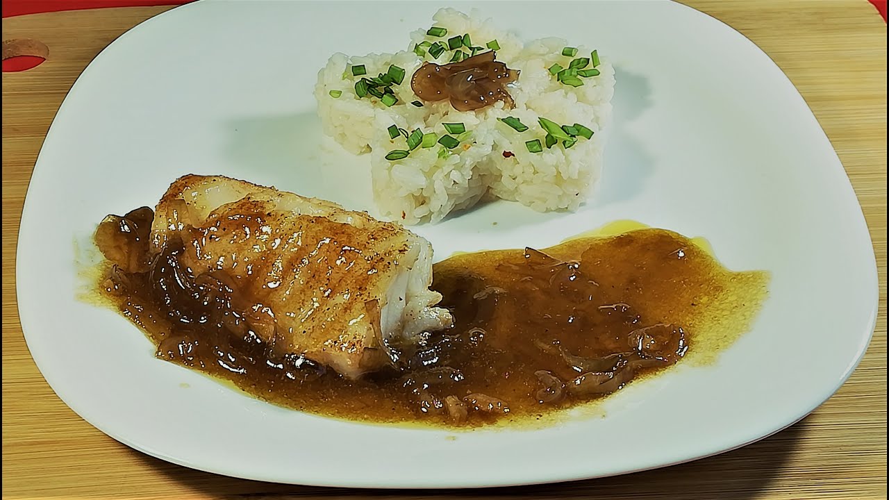 Dorsz w sosie z karmelizowanej cebuli i octu balsamicznego.