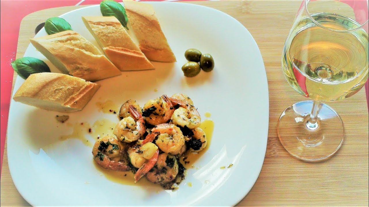 Krewetki z czosnkiem i zieloną pietruszką w oliwie z oliwek. Gotuj z IRPO.