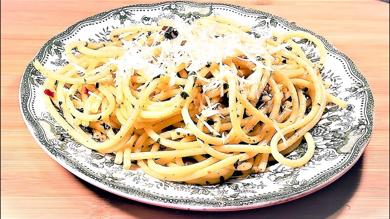 Makaron z anchois, czosnkiem i natką pietruszki. Gotuj z IRPO.