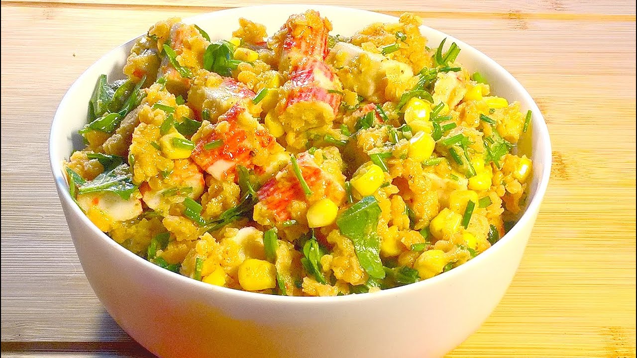 Sałatka z czerwonej soczewicy z paluszkami surimi, rukolą, szczypiorkiem i kukurydzą.