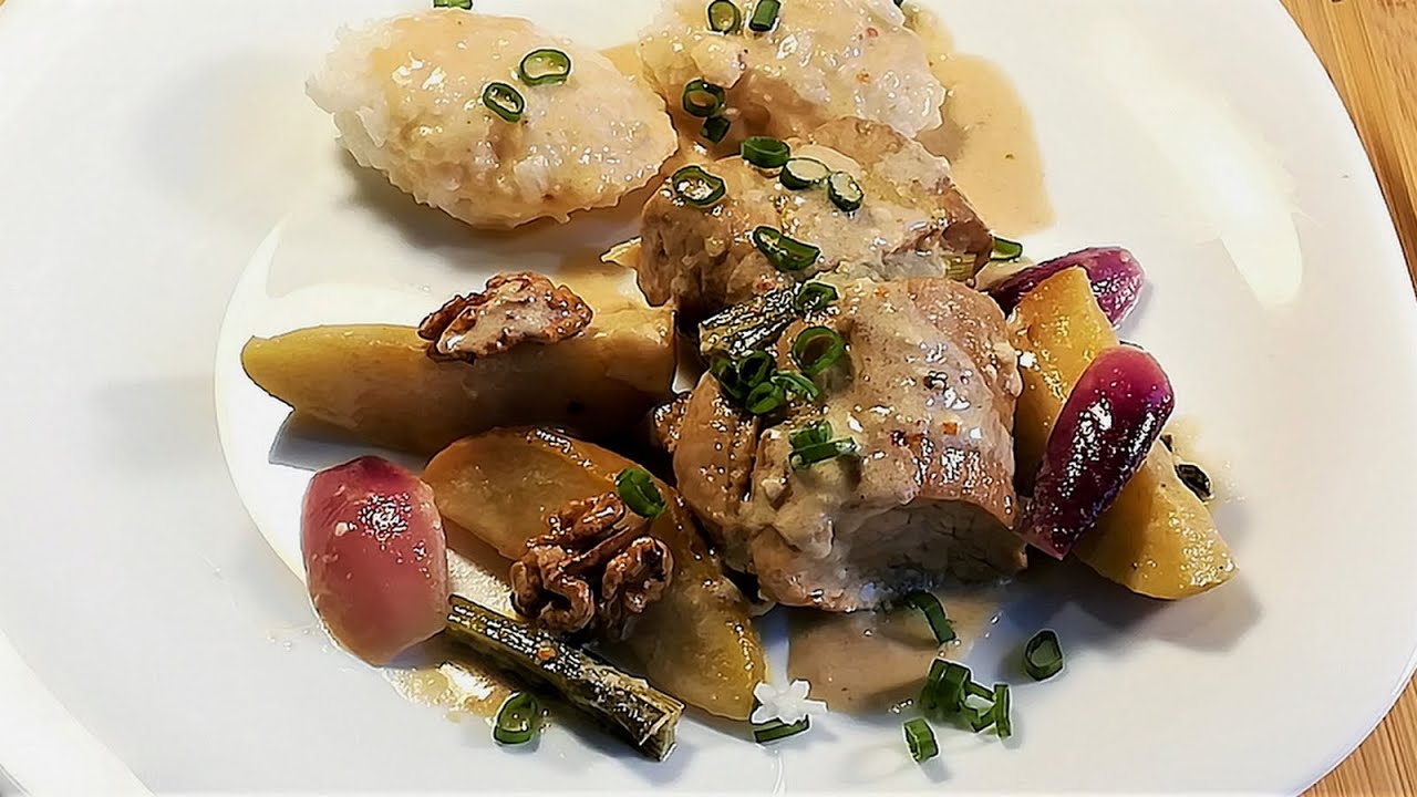 Polędwica wieprzowa z jabłkami, kozim serem, orzechami włoskimi, szalotką.