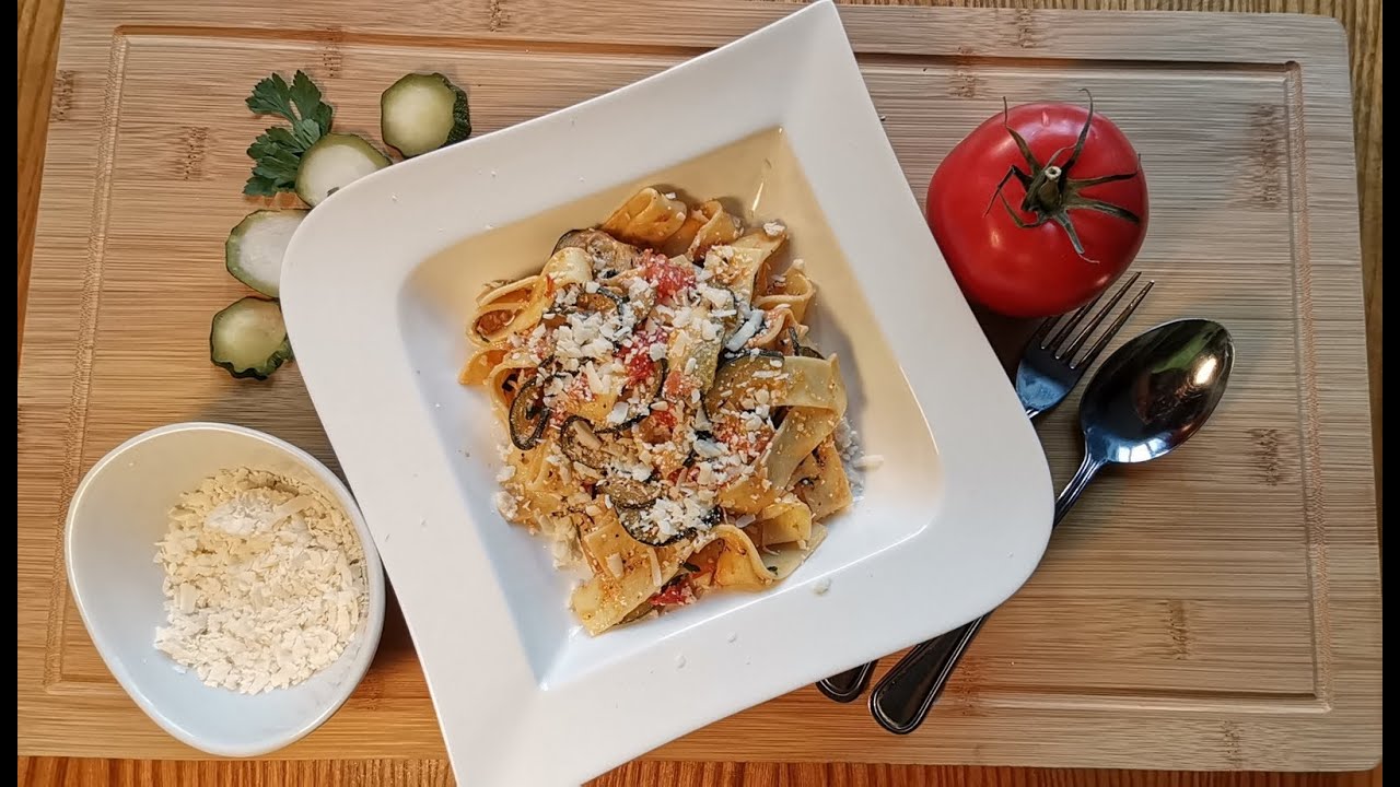 Makaron z cukinią, pomidorem i kozim serem