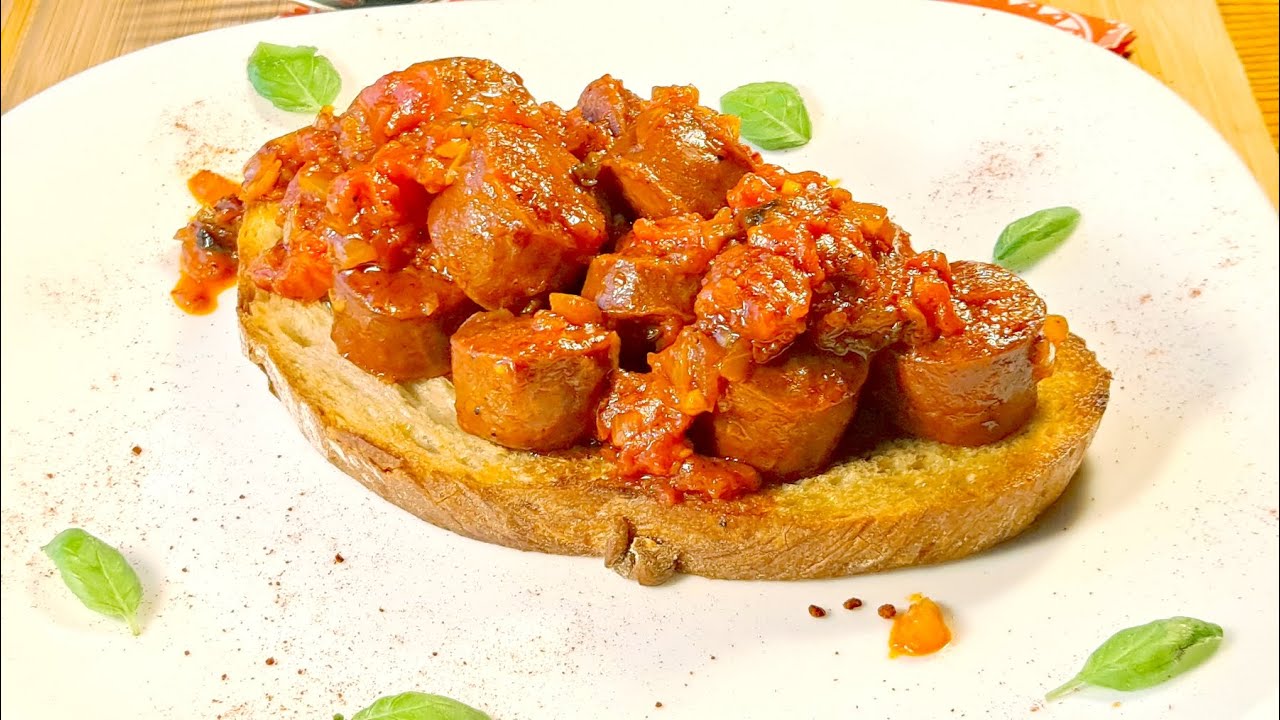 Tapas na ciepło - chorizo z czosnkiem w pomidorach na kromce pieczonego chleba.