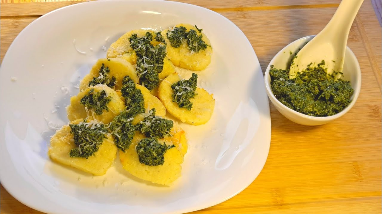 Pesto z czosnku niedźwiedziego podane na knedlach  z kaszy manny.