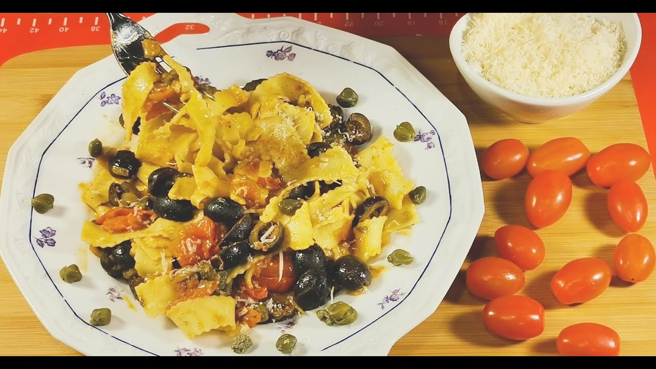 Makaron wstążki (tagliatelle, papardelle) z czarnymi oliwkami, kaparami i harissą
